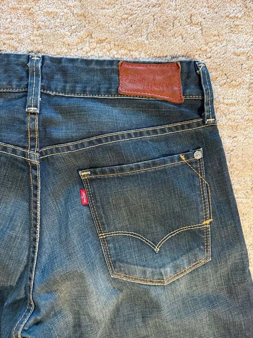 Levis levi red